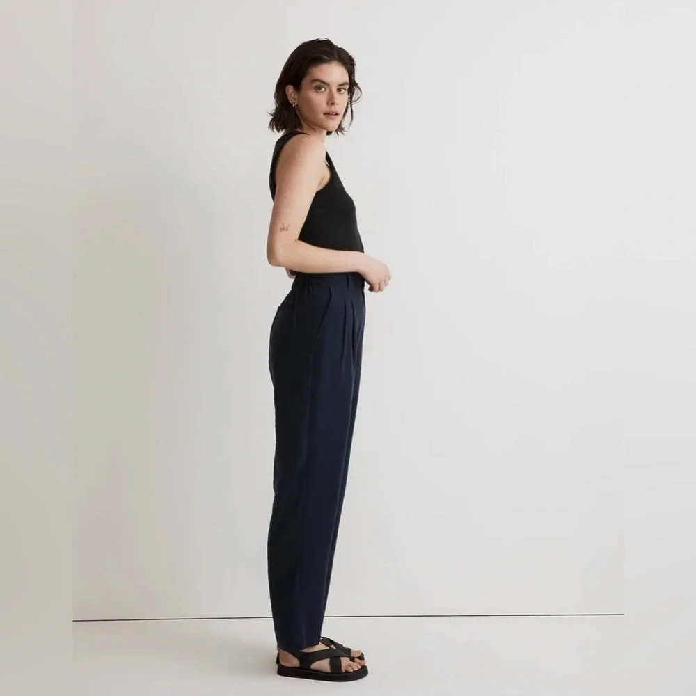 Madewell The Tailored Tapered Pant in Softdrape NWT
Navy 
Size 2 - Picture 4 of 8
